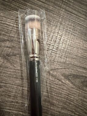 MAC 170s Synthetic Rounded Slant Foundation Brush - New in Package
